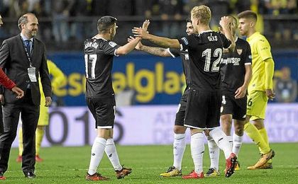 Sarabia, Geis y Banega celebran el triunfo ante el Villarreal. Sarabia, Geis y Banega celebran el triunfo ante el Villarreal.