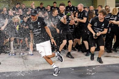 Hamilton brilló y Mercedes confirmó su dominio con su cuarto título de marcas Hamilton brilló y Mercedes confirmó su dominio con su cuarto título de marcas