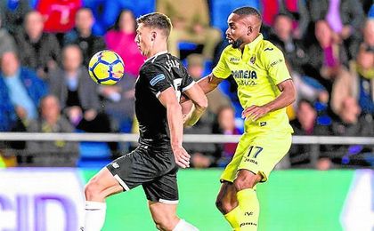 Lenglet protege el balón ante la presión de Bakambu. Lenglet protege el balón ante la presión de Bakambu.