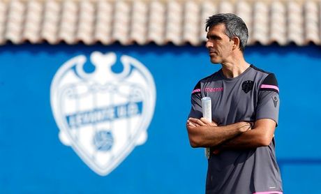 Muñiz: "El Málaga ve una puerta de salida y nosotros queremos cerrarla" Muñiz: "El Málaga ve una puerta de salida y nosotros queremos cerrarla"