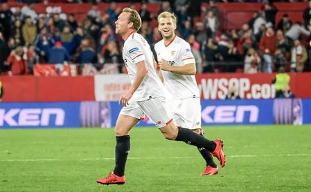 Geis, acude a felicitar a Krohn-Dehli tras su gol. Geis, acude a felicitar a Krohn-Dehli tras su gol.