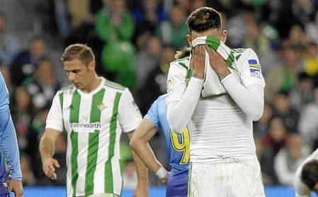 Sanabria se lamenta por una ocasión fallada ante el Girona. Sanabria se lamenta por una ocasión fallada ante el Girona.