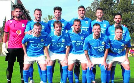 El once del Coria que se enfrentó al Isla Cristina; de pie, a la izquierda, el meta Ezequiel. El once del Coria que se enfrentó al Isla Cristina; de pie, a la izquierda, el meta Ezequiel.