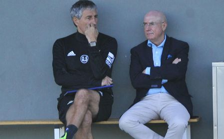 Serra Ferrer, junto con Quique Setién en un entrenamiento. Serra Ferrer, junto con Quique Setién en un entrenamiento.