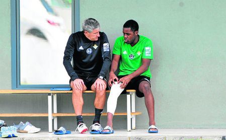 Joel Campbell explica al técnico Quique Setién durante una sesión dónde se localizaban sus molestias. Joel Campbell explica al técnico Quique Setién durante una sesión dónde se localizaban sus molestias.