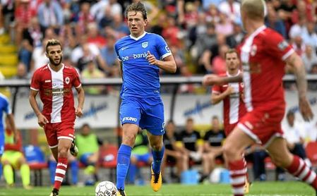 Berge conduce el balón en un partido con el Genk. Berge conduce el balón en un partido con el Genk.