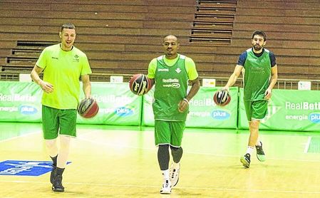 Quintana cuenta con cuatro ´opciones´ para el puesto de base: McGrath (izquierda), Draper (centro) y Franch (derecha), a los que se suma también el joven Mikel Úriz. Quintana cuenta con cuatro ´opciones´ para el puesto de base: McGrath (izquierda), Draper (centro) y Franch (derecha), a los que se suma también el joven Mikel Úriz.