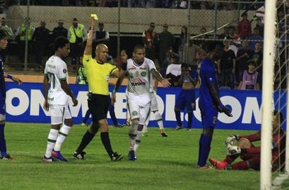 Árbitros de Ecuador amenazan con no pitar las finales del torneo por una deuda de la FEF Árbitros de Ecuador amenazan con no pitar las finales del torneo por una deuda de la FEF