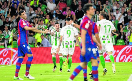 Sergio León y Sanabria celebran un gol del paraguayo al Levante con asistencia del cordobés. Sergio León y Sanabria celebran un gol del paraguayo al Levante con asistencia del cordobés.