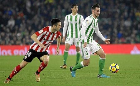 Fabián conduce el balón ante la presión de Susaeta. Fabián conduce el balón ante la presión de Susaeta.