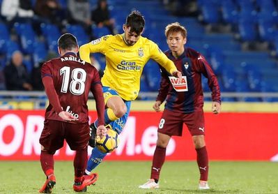 Las Palmas viajará mañana con 22 jugadores para visitar a Valencia y Girona Las Palmas viajará mañana con 22 jugadores para visitar a Valencia y Girona