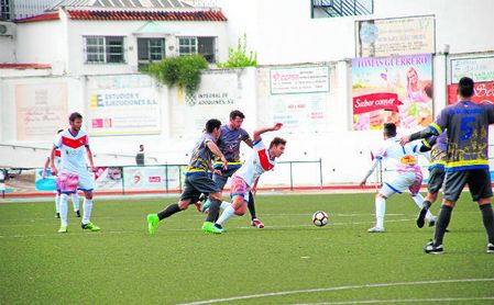 Disputa del duelo entre el Morón CF y la Rociera. Disputa del duelo entre el Morón CF y la Rociera.