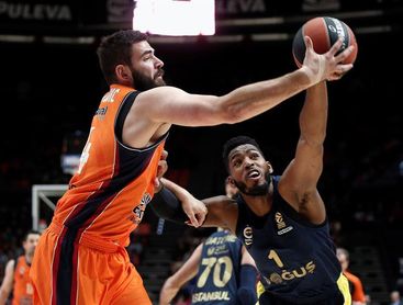 67-80. Valencia supera un mal inicio ante el Fenerbahce pero sucumbe a su defensa 67-80. Valencia supera un mal inicio ante el Fenerbahce pero sucumbe a su defensa
