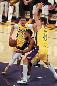 93-81. Los Lakers firman su tercera victoria seguida a costa de los Spurs 93-81. Los Lakers firman su tercera victoria seguida a costa de los Spurs