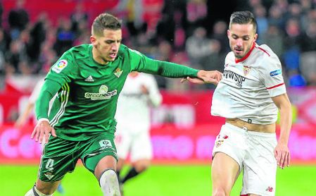 Pablo Sarabia, ante Feddal en el derbi. Pablo Sarabia, ante Feddal en el derbi.