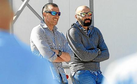 Arias, junto a Monchi, en un entrenamiento del Sevilla. Arias, junto a Monchi, en un entrenamiento del Sevilla.