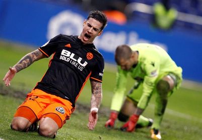 1-2. El Valencia rentabiliza los errores del Deportivo 1-2. El Valencia rentabiliza los errores del Deportivo