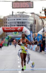 La keniana Sandra Chebet bate récord de la prueba y Abayneh gana en hombres La keniana Sandra Chebet bate récord de la prueba y Abayneh gana en hombres