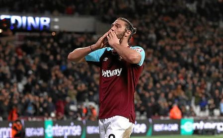 Andy Carroll está sobre la mesa de Óscar Arias. Andy Carroll está sobre la mesa de Óscar Arias.