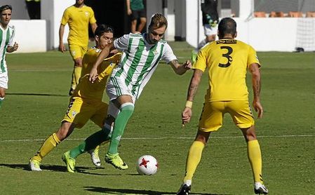 Loren, en el partido de Liga ante el Marbella. Loren, en el partido de Liga ante el Marbella.