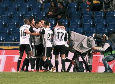 Santi Mina se queja del penalti y del reparto de las tarjetas amarillas Santi Mina se queja del penalti y del reparto de las tarjetas amarillas