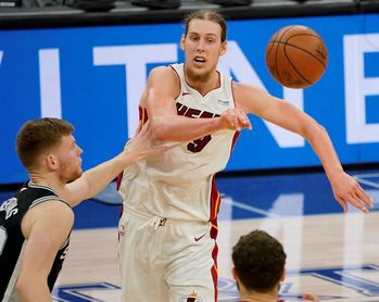 105-106. Olynyk impulsa el ataque en último cuarto en el triunfo de los Heat 105-106. Olynyk impulsa el ataque en último cuarto en el triunfo de los Heat