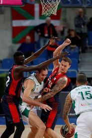 94-70. El Baskonia arrolla al Betis y obtiene el billete para la Copa del Rey 94-70. El Baskonia arrolla al Betis y obtiene el billete para la Copa del Rey