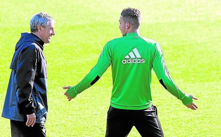 Setién, que ha perdido sus cuatro enfrentamientos como técnico contra el Barça, alecciona durante la sesión matinal de ayer a Feddal. Setién, que ha perdido sus cuatro enfrentamientos como técnico contra el Barça, alecciona durante la sesión matinal de ayer a Feddal.