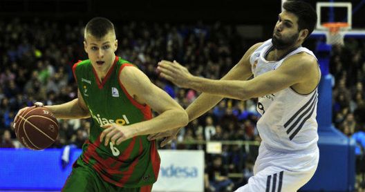 Kristaps Porzingis, cuando jugaba en el Cajasol, ante el veterano Felipe Reyes Kristaps Porzingis, cuando jugaba en el Cajasol, ante el veterano Felipe Reyes
