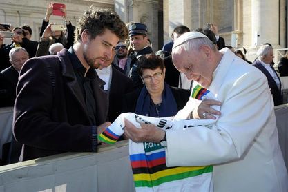 El triple campeón del mundo Peter Sagan saluda al Papa en el Vaticano El triple campeón del mundo Peter Sagan saluda al Papa en el Vaticano