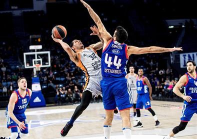 82-66. Un Valencia muy mermado y poco aguerrido cae en la pista del Efes 82-66. Un Valencia muy mermado y poco aguerrido cae en la pista del Efes