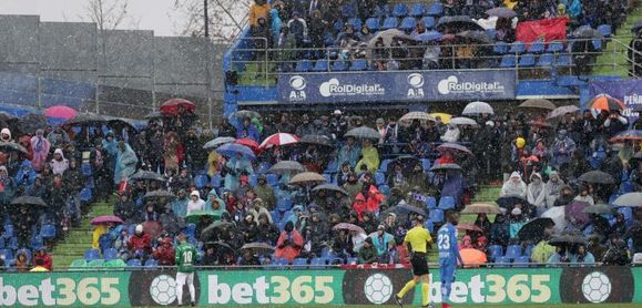 Calor en las gradas bajo la nieve en el derbi del sur de Madrid Calor en las gradas bajo la nieve en el derbi del sur de Madrid