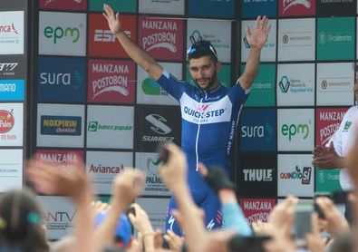 Fernando Gaviria toma el liderato y Nairo Quintana llega con el grupo pese a una caída Fernando Gaviria toma el liderato y Nairo Quintana llega con el grupo pese a una caída