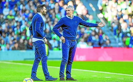 Quique Setién discute con Éder Sarabia, durante el choque ante el Villarreal, tras un error en la entrega de los suyos. Quique Setién discute con Éder Sarabia, durante el choque ante el Villarreal, tras un error en la entrega de los suyos.