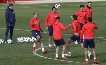Imagen del entrenamiento de ayer del Sevilla. Imagen del entrenamiento de ayer del Sevilla.