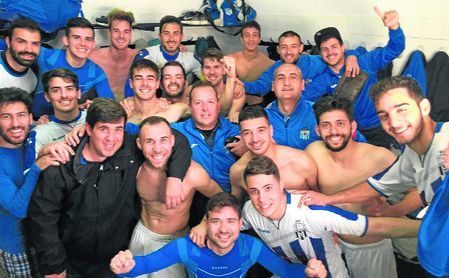 El Alcalá del Río celebra una victoria esta temporada. El Alcalá del Río celebra una victoria esta temporada.
