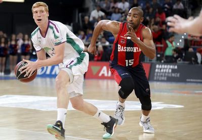 96-78. Un gran tercer cuarto del Baskonia frenó en seco al Unicaja 96-78. Un gran tercer cuarto del Baskonia frenó en seco al Unicaja