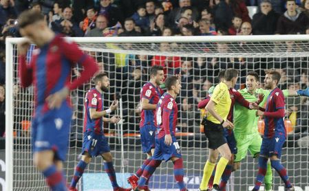 3-1: El Valencia mantiene su renta sobre el Sevilla con ayuda arbitral 3-1: El Valencia mantiene su renta sobre el Sevilla con ayuda arbitral