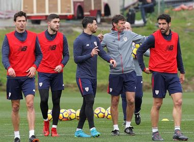 Raúl García: "Lo fácil es echar al entrenador, pero le veo con mucha fuerza" Raúl García: "Lo fácil es echar al entrenador, pero le veo con mucha fuerza"