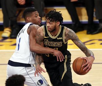 124-102. Randle aporta triple-doble y Lakers ganan duelo de perdedores 124-102. Randle aporta triple-doble y Lakers ganan duelo de perdedores