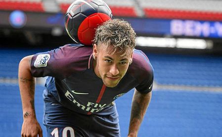 Neymar sufre un esguince y una fisura en el quinto metatarsiano derecho Neymar sufre un esguince y una fisura en el quinto metatarsiano derecho