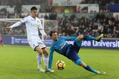 El Arsenal pierde a Monreal entre dos y cuatro semanas por una lesión de espalda El Arsenal pierde a Monreal entre dos y cuatro semanas por una lesión de espalda