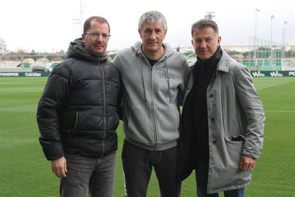 El seleccionador mexicano, en los entrenamientos del Betis y la Real Sociedad El seleccionador mexicano, en los entrenamientos del Betis y la Real Sociedad