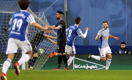 2-1. La Real gana a un Alavés desconocido y se hace fuerte en Anoeta 2-1. La Real gana a un Alavés desconocido y se hace fuerte en Anoeta