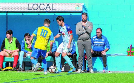 Diego Tristán, entrenador del Algabeño, observa a su equipo en el último partido ante el Conil. Diego Tristán, entrenador del Algabeño, observa a su equipo en el último partido ante el Conil.