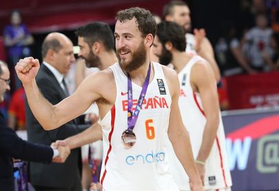 Sergio Rodríguez entrega los trofeos en un torneo de baloncesto escolar en Moscú Sergio Rodríguez entrega los trofeos en un torneo de baloncesto escolar en Moscú