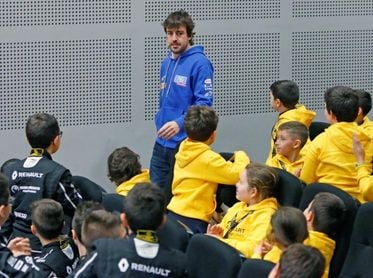 Fernando Alonso entrega los premios de la "Renault Kart Pequeños Campeones" Fernando Alonso entrega los premios de la "Renault Kart Pequeños Campeones"