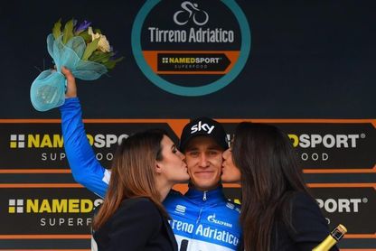 Adam Yates triunfa en Filottrano y Kwiatkowski es nuevo líder de la general Adam Yates triunfa en Filottrano y Kwiatkowski es nuevo líder de la general