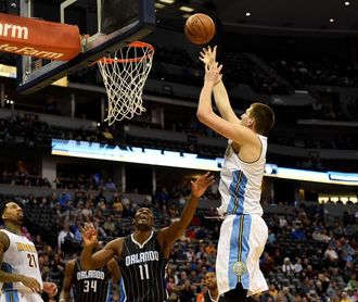 130-104. Jokic mantiene a los Nuggets en competencia por las finales 130-104. Jokic mantiene a los Nuggets en competencia por las finales