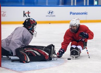 Lena Schroeder, una mujer en el universo masculino del hockey sobre hielo Lena Schroeder, una mujer en el universo masculino del hockey sobre hielo